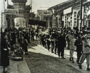 1950年，各校师生在清远县城南门街扭秧歌送寒衣