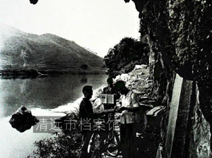 70年，连县邮递员送邮件和报纸到乡村